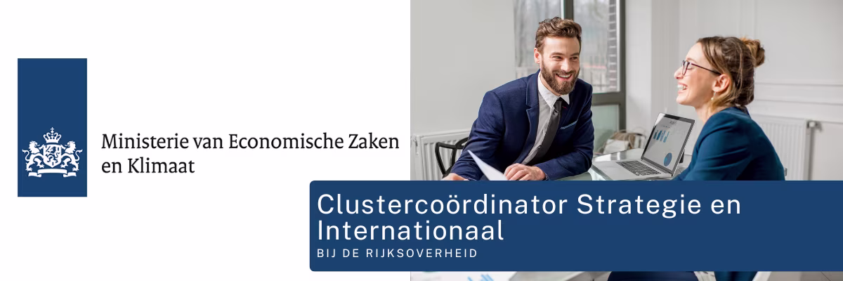 Twee professionals in gesprek aan bureau met laptop, logo Ministerie van Economische Zaken en Klimaat zichtbaar.