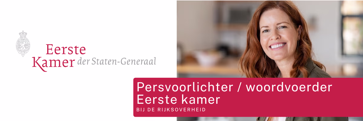Een lachende vrouw met roodbruin haar in een moderne keuken, met het logo van de Eerste Kamer en vacaturetekst.