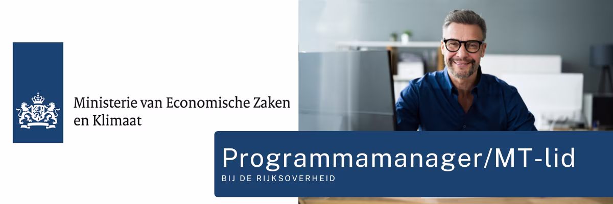 Een lachende man met bril en blauw shirt in een modern kantoor, naast het logo van het Ministerie van Economische Zaken en Klimaat.