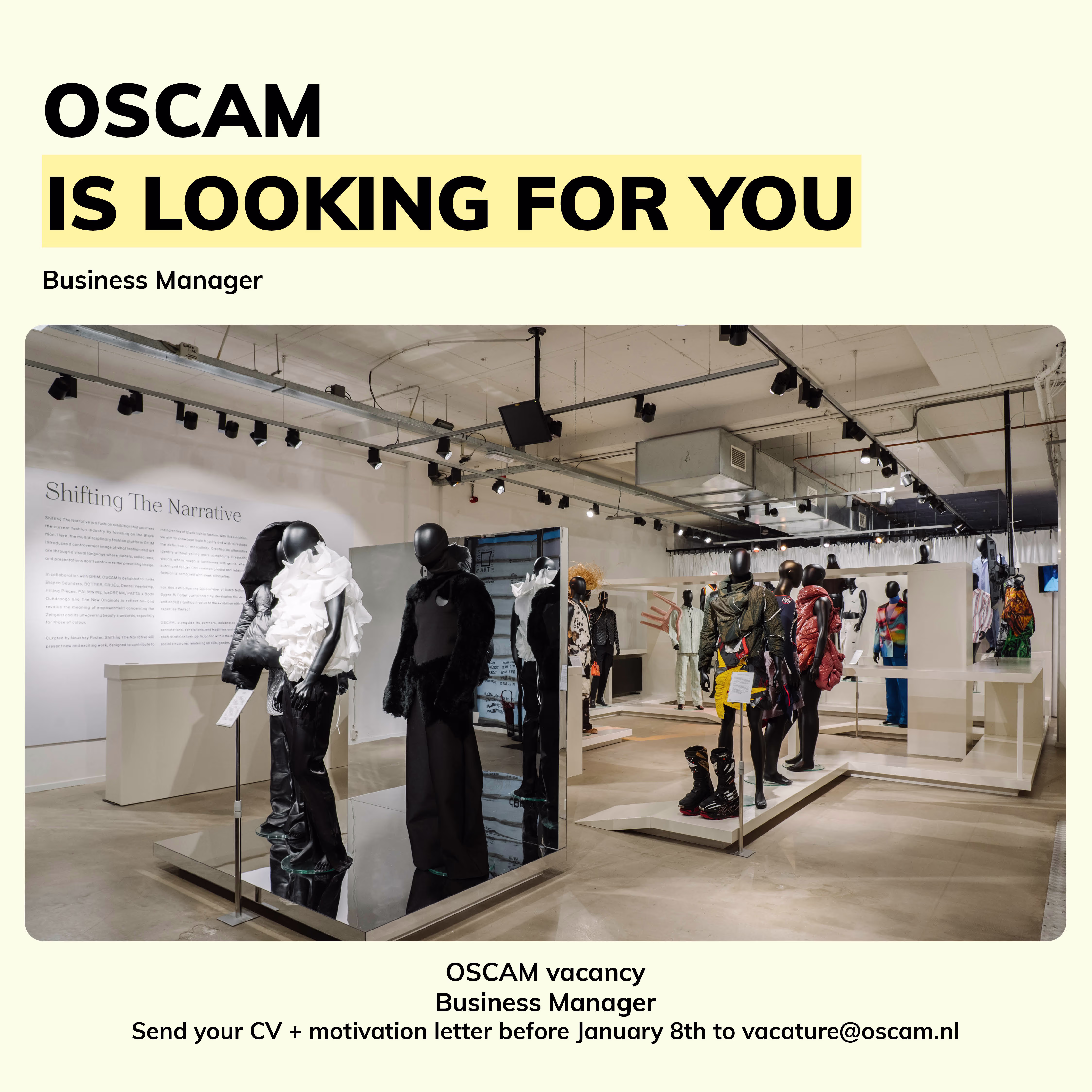 Interieur van het OSCAM museum met kledingstukken op poppen in glazen vitrines en bezoekers die rondlopen.