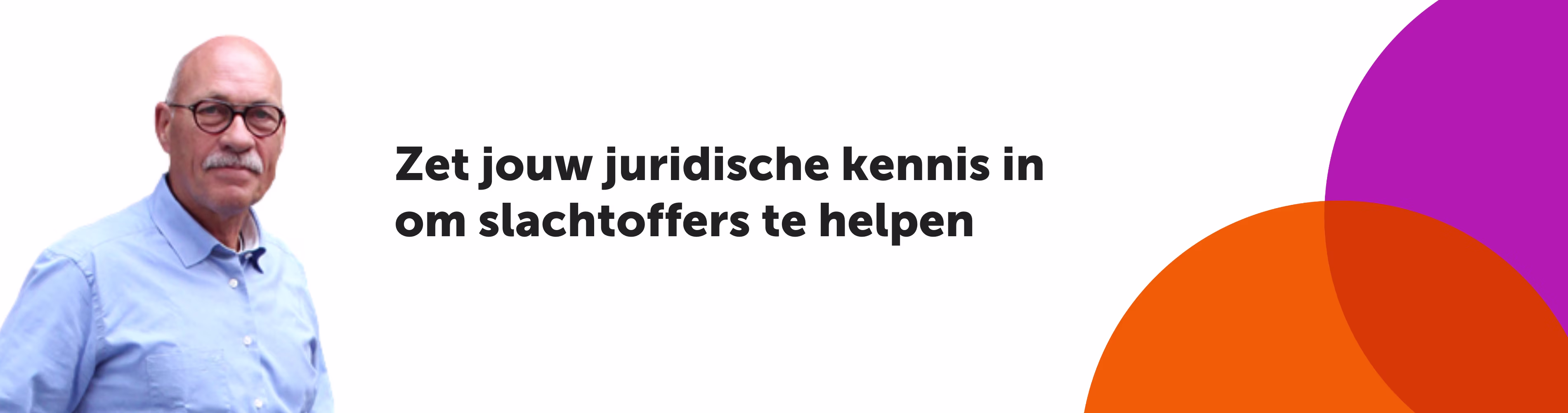 Oudere man met bril en lichtblauw overhemd naast tekst over juridische kennis inzetten om slachtoffers te helpen.