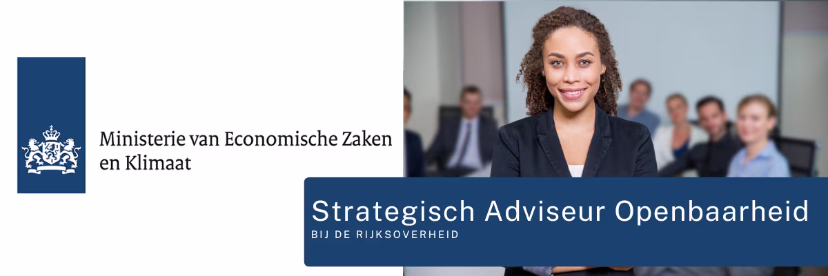 Professionele vrouw in pak glimlacht voor collegagroep, met logo Ministerie van Economische Zaken en Klimaat.