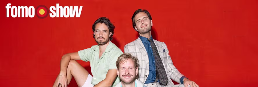 Drie mannen in casual kleding poseren voor een rode achtergrond met het logo "fomo show" van KRO-NCRV.