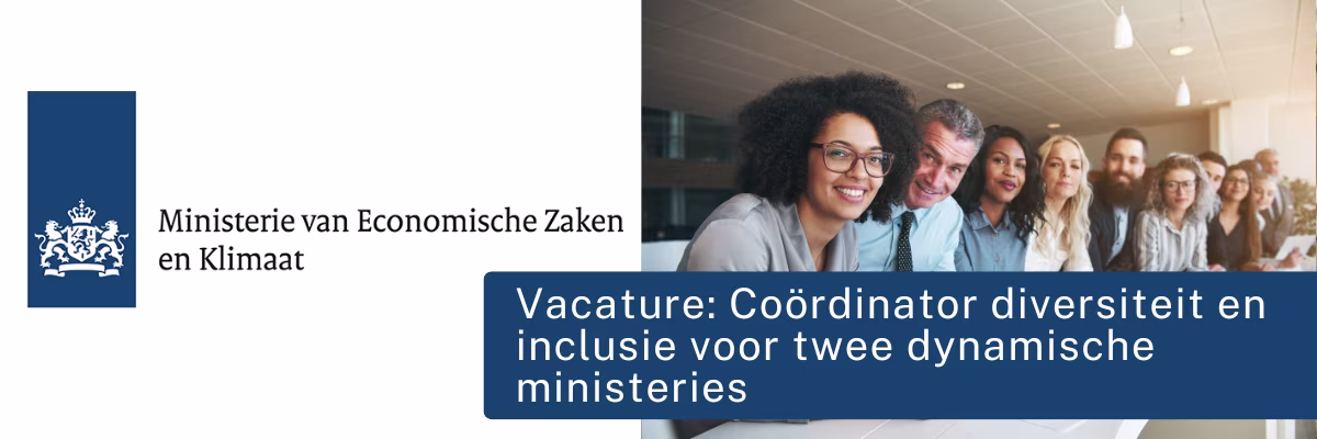 Diverse groep collega's op kantoor lacht samen, logo Ministerie van Economische Zaken en Klimaat met vacaturetitel zichtbaar.