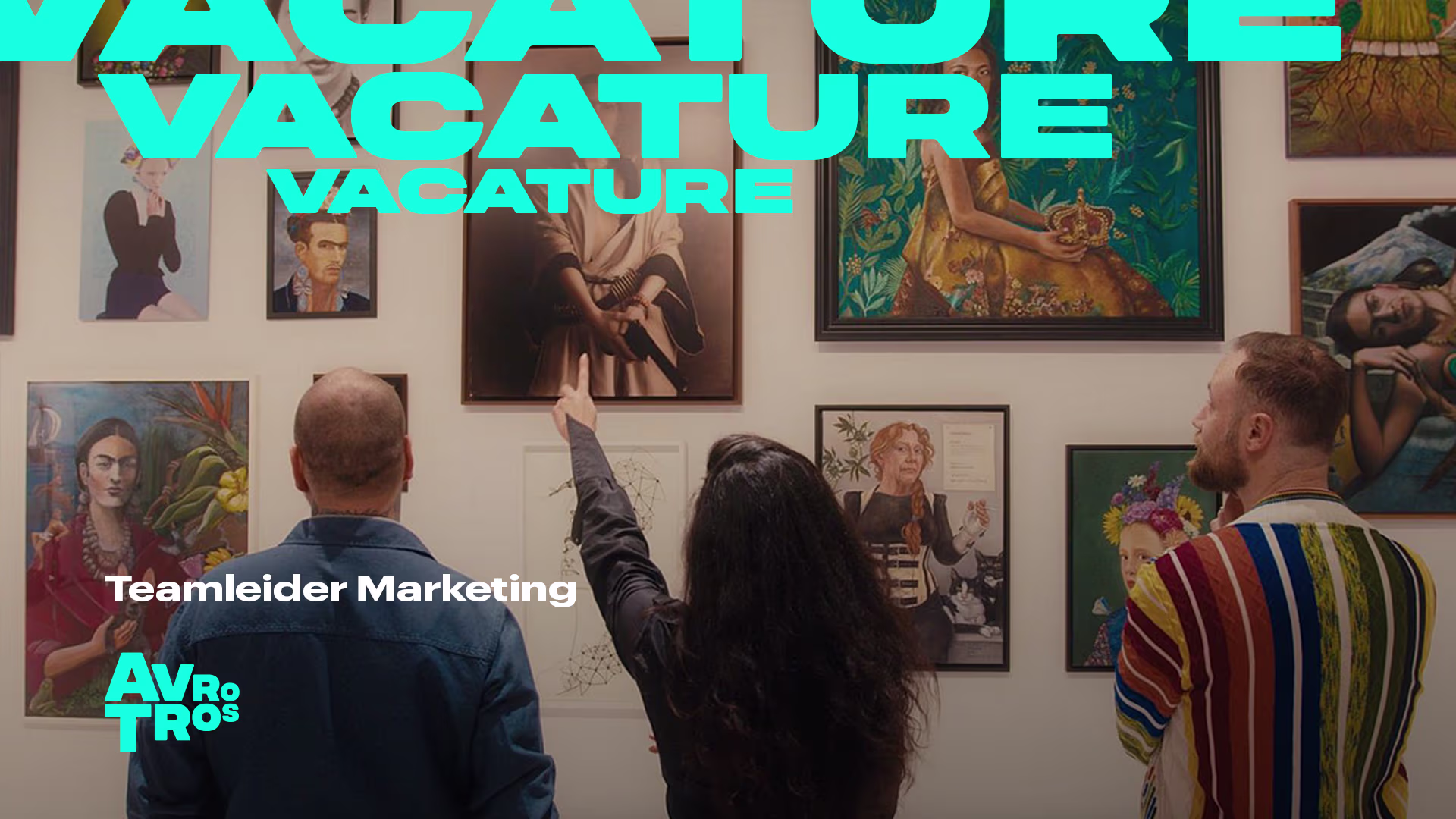 Drie mensen bekijken kunstwerken aan een museumwand met schilderijen en foto's in verschillende stijlen.