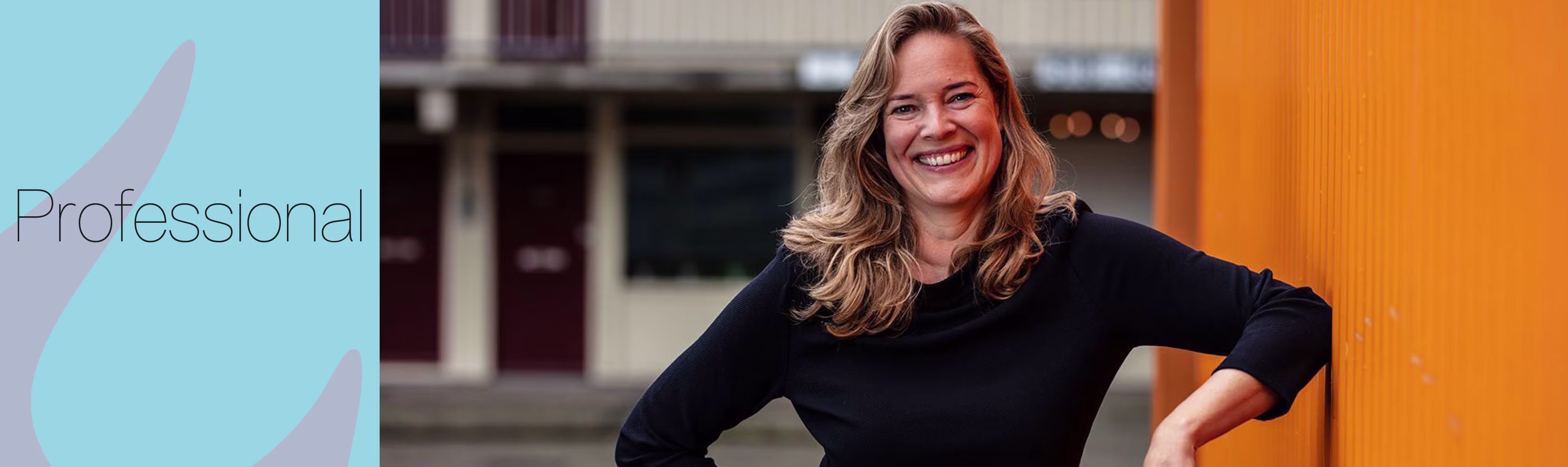 Een lachende vrouw met lang blond haar in donkere kleding poseert tegen een oranje achtergrond, met het woord "Professional".