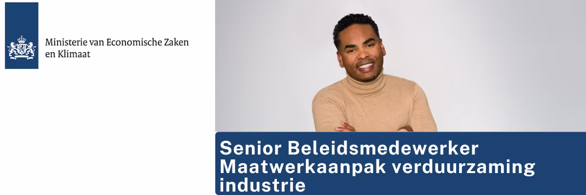 Een lachende man in beige trui naast het logo van het Ministerie van Economische Zaken en Klimaat met jobtitel.