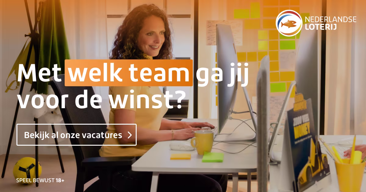 Een vrouw werkt lachend achter haar laptop in een modern kantoor met gele en groene decoratie.