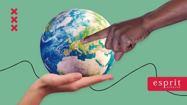 Twee handen geven een globe van de aarde door tegen een groene achtergrond, met het logo van Esprit Scholen.
