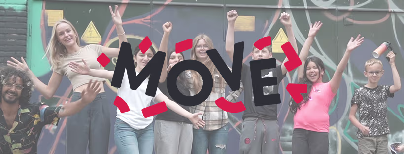 Groep enthousiaste medewerkers van Stichting Move poseert vrolijk met armen omhoog voor kleurrijke muur met logo.