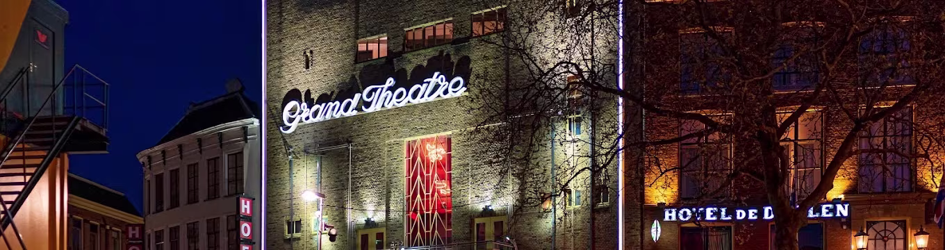 Nachtfoto's van verlichte gebouwen in Gemeente Altena, waaronder het Grand Theatre en Hotel de Engel.
