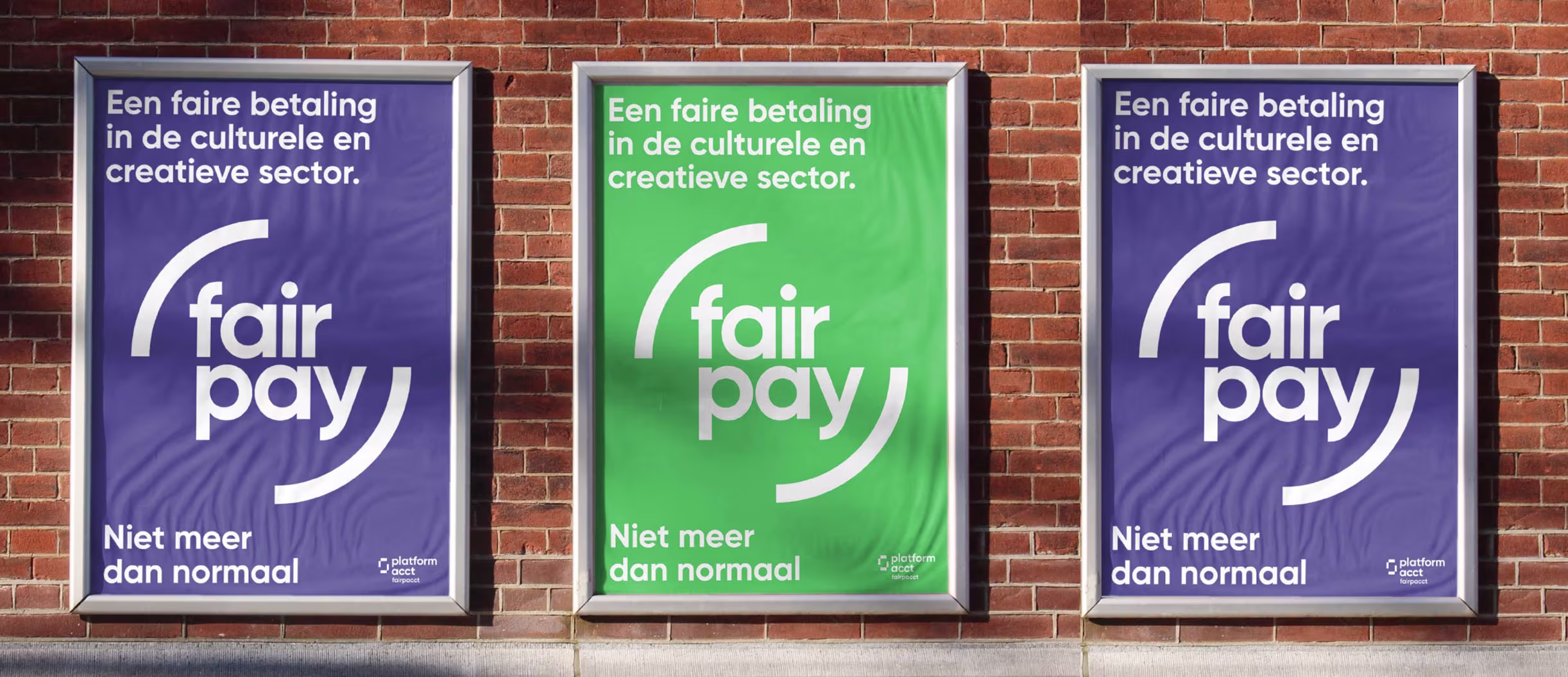 Drie Fair Pay posters op een bakstenen muur, met tekst over faire betaling in de culturele en creatieve sector.