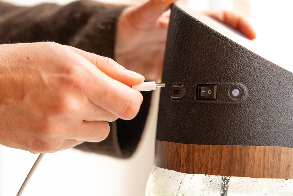 Nahaufnahme von der Spirulina Farm, ein USB-C Stecker wird gerade eingesteckt.