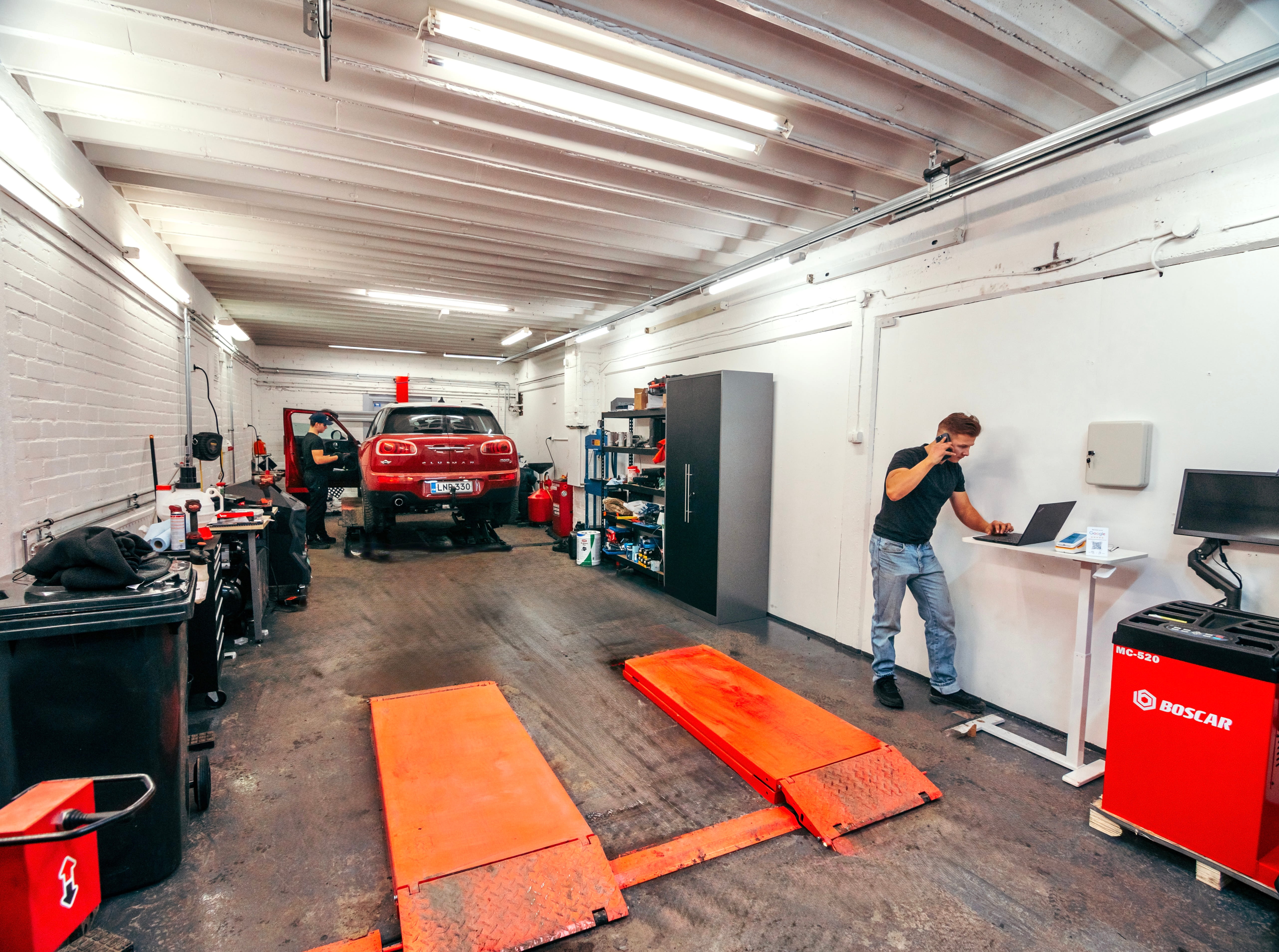 Xmobiili autokorjaamon sisätilat - ammattitaitoinen autohuolto Helsinki