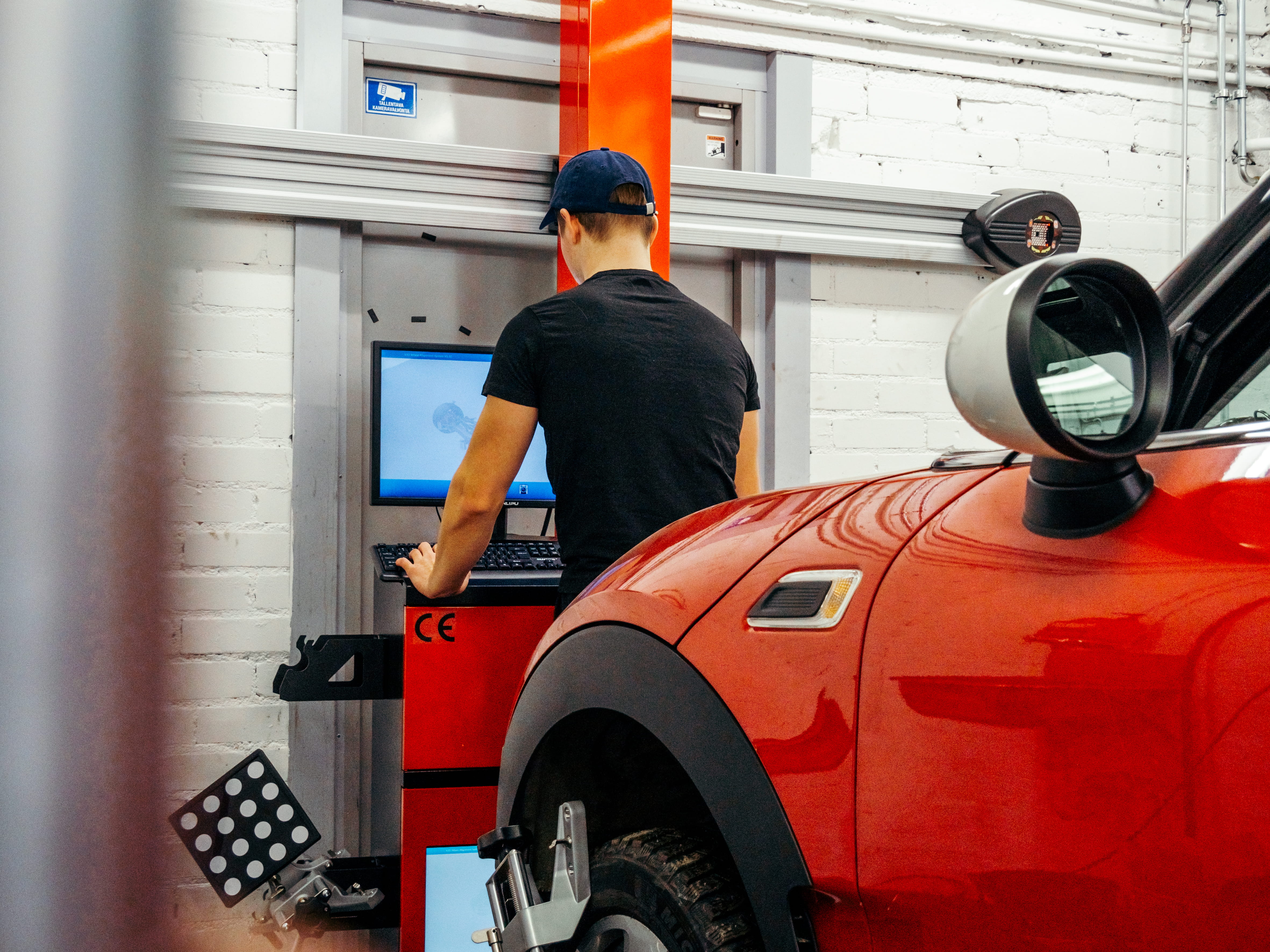 Xmobiili autokorjaamon sisätilat - ammattitaitoinen autohuolto Helsinki