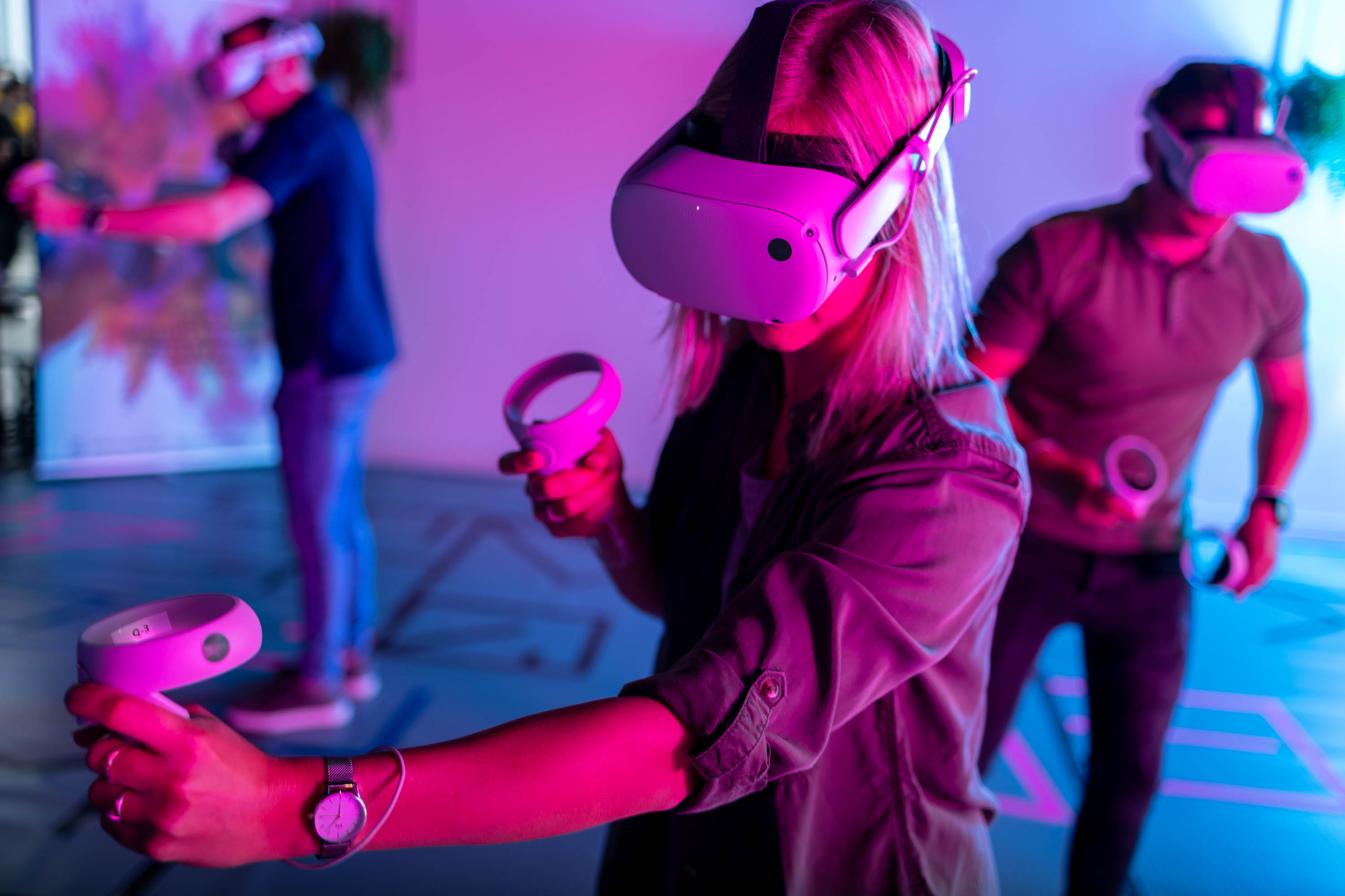VR Arena spelers met headsets zijn aan het boogschieten