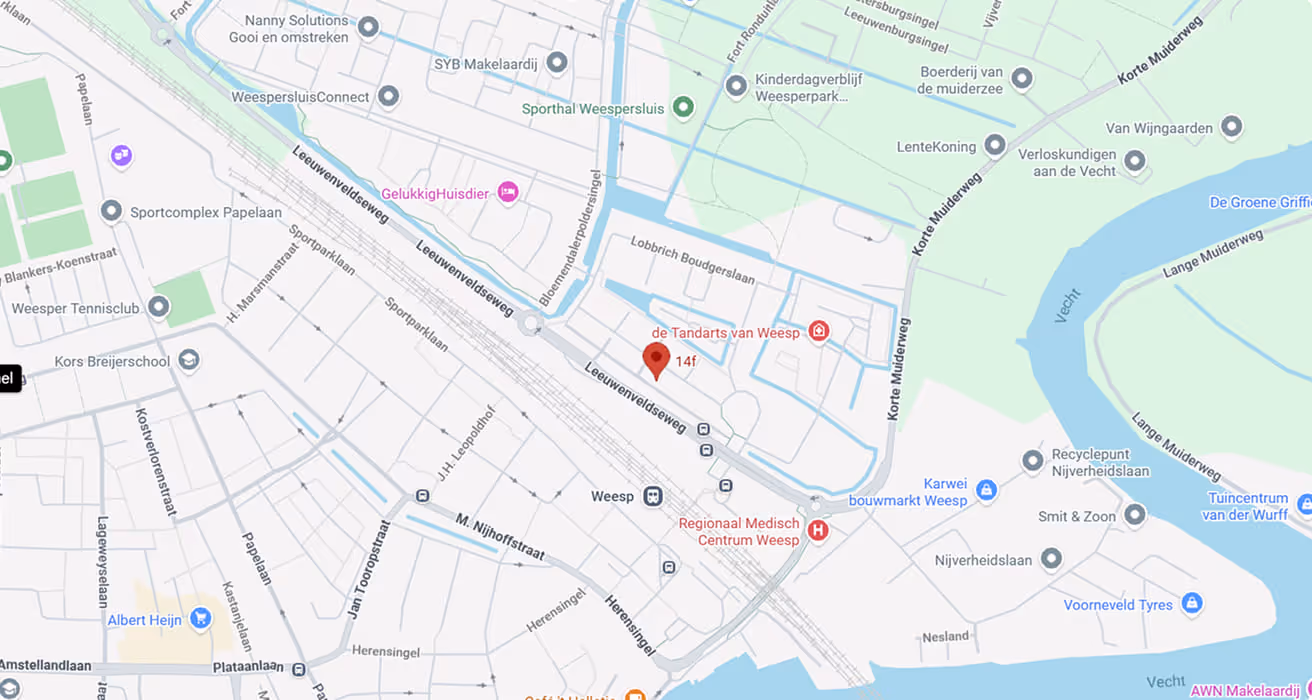 Map of Weesp, Netherlands showing streets, waterways, and landmarks including Regionaal Medisch Centrum Weesp, de Tandarts van Weesp, and Sportcomplex Papelaan.