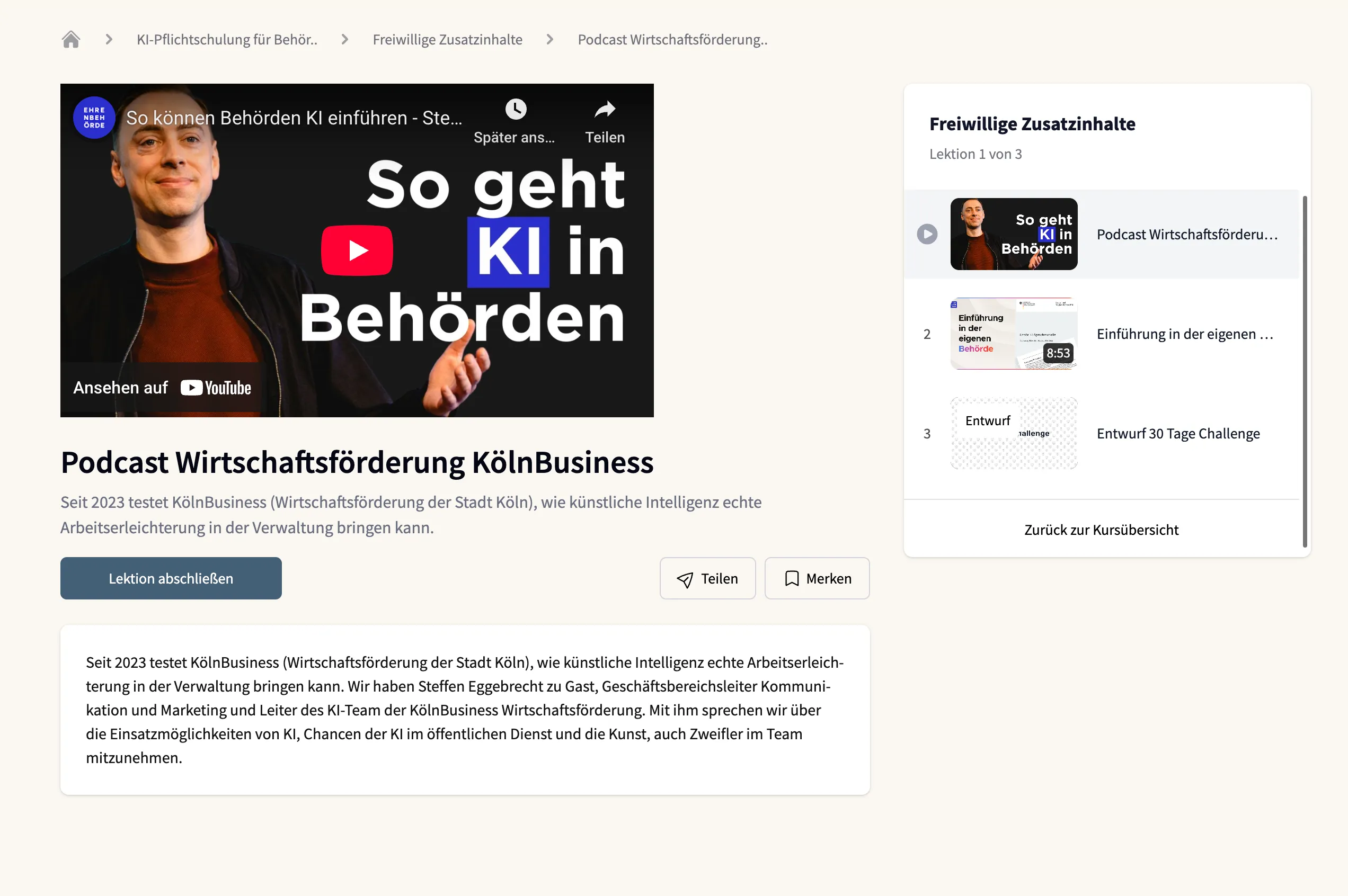 Leerer Notizblock, gelber Bleistift, Brille, Smartphone, Laptop und Pflanze auf weißem Schreibtisch.