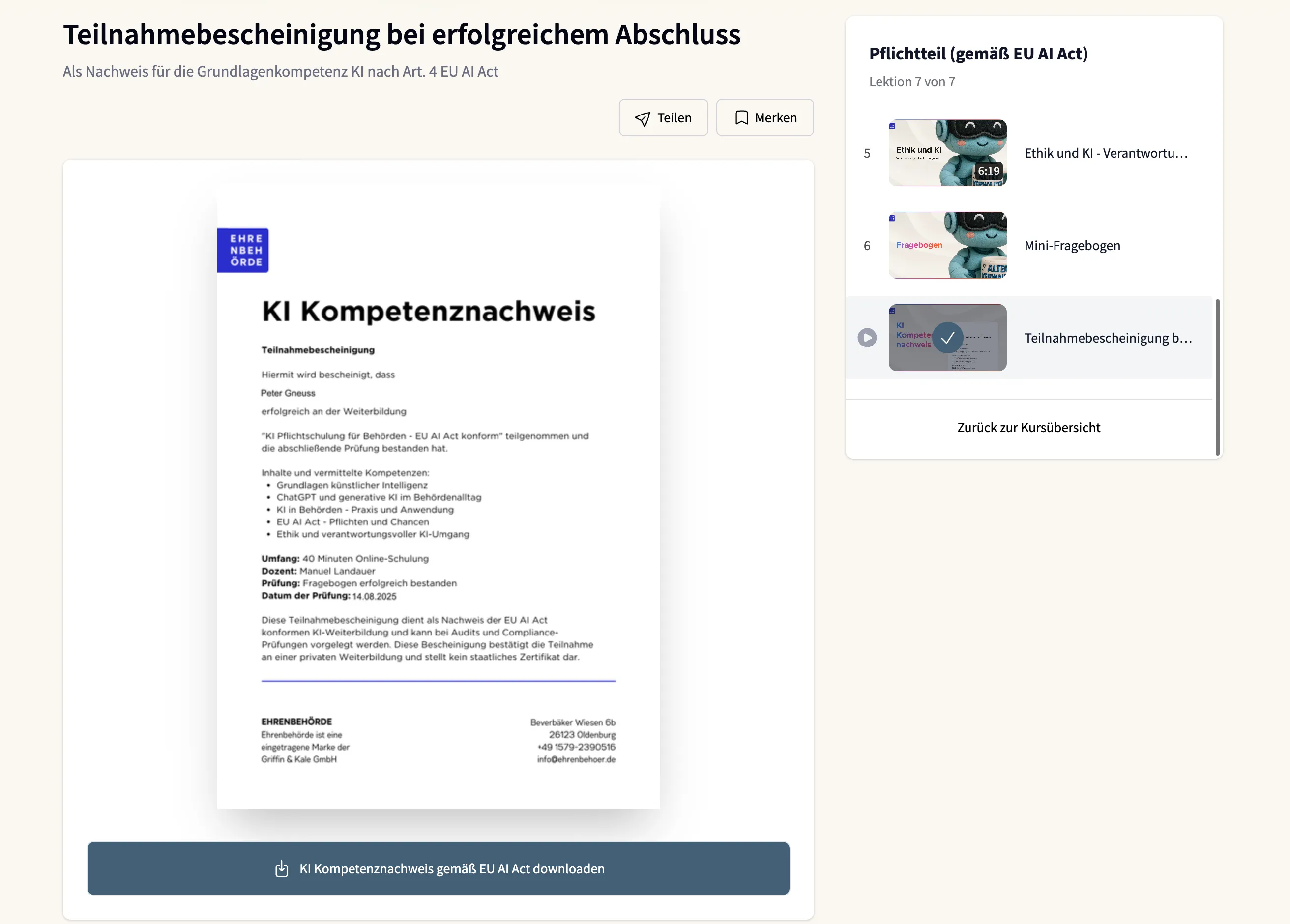 Ein offenes leeres Notizbuch liegt auf einem weißen Schreibtisch, umgeben von einem Bleistift, einer Brille, einem Smartphone, einem Laptop und einer Pflanze.