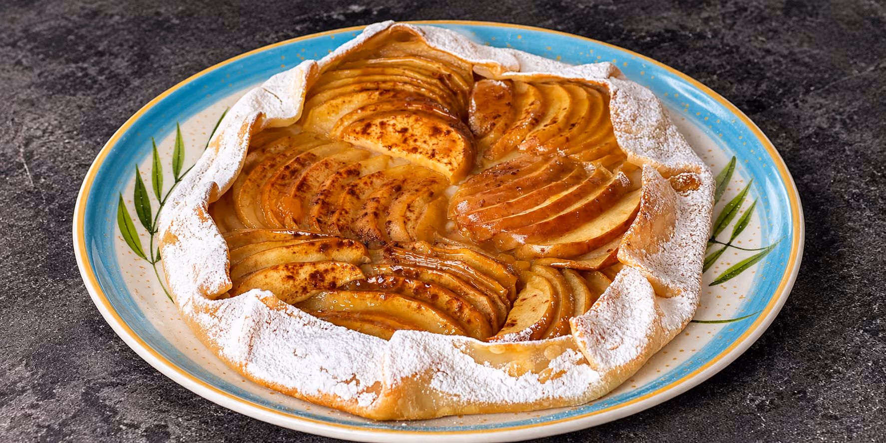 Tarta rápida de manzana con hojaldre: crocante, brillante y lista en 20 minutos