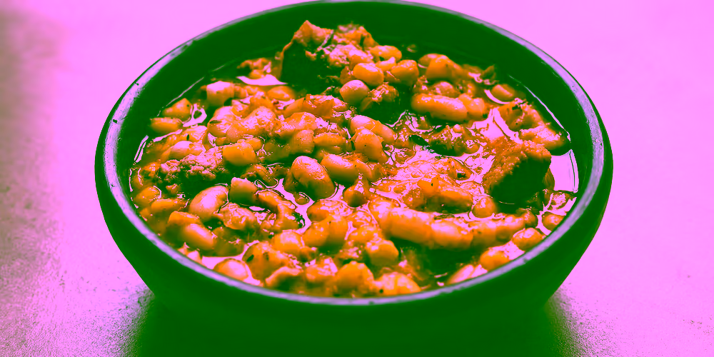 Locro argentino tradicional con maíz, porotos y carne