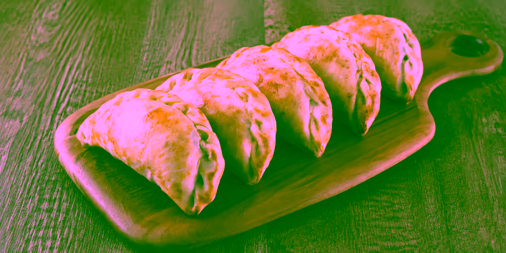 Empanadas caseras argentinas de carne sobre tabla de madera