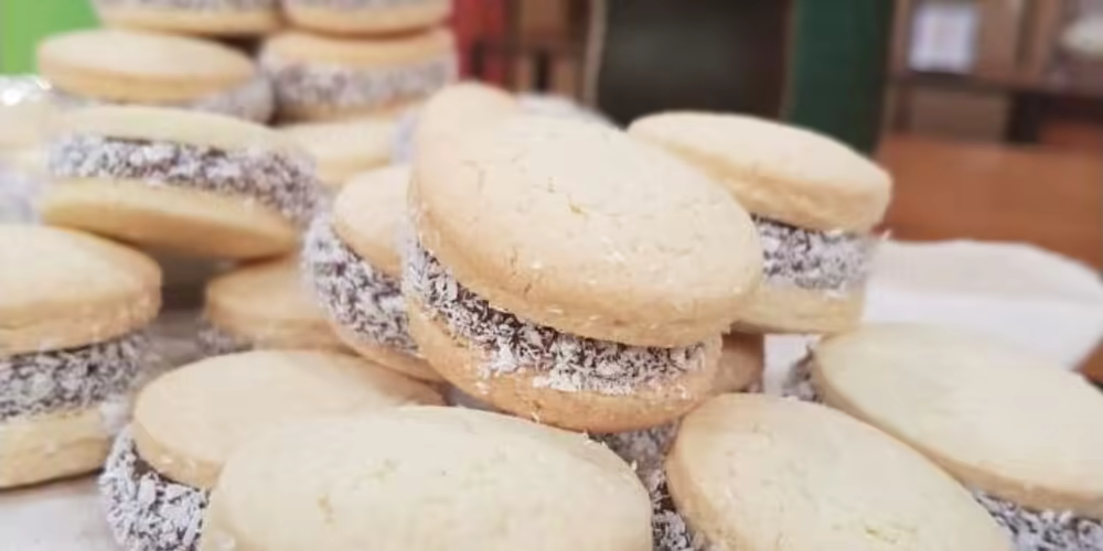 Alfajores de maicena caseros con dulce de leche y coco rallado