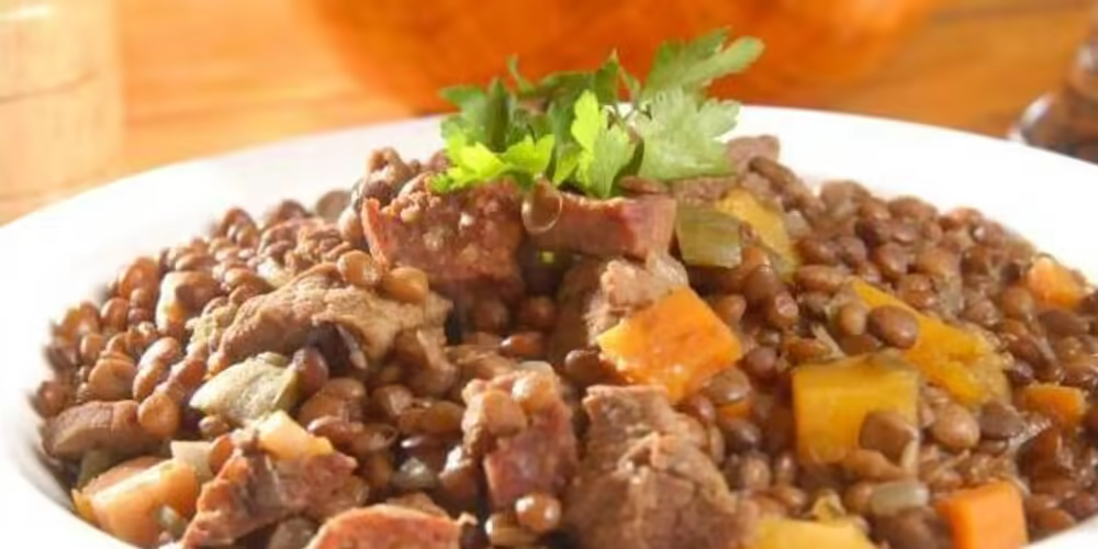 Guiso de lentejas casero con carne y verduras