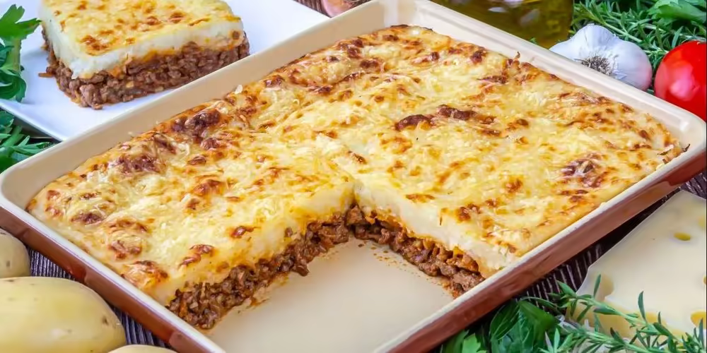 Pastel de papa casero gratinado con relleno de carne en fuente rectangular