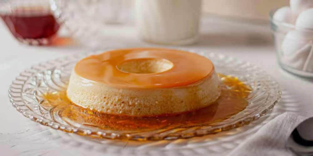 Flan casero entero con caramelo, sin utensilios y de proporción natural