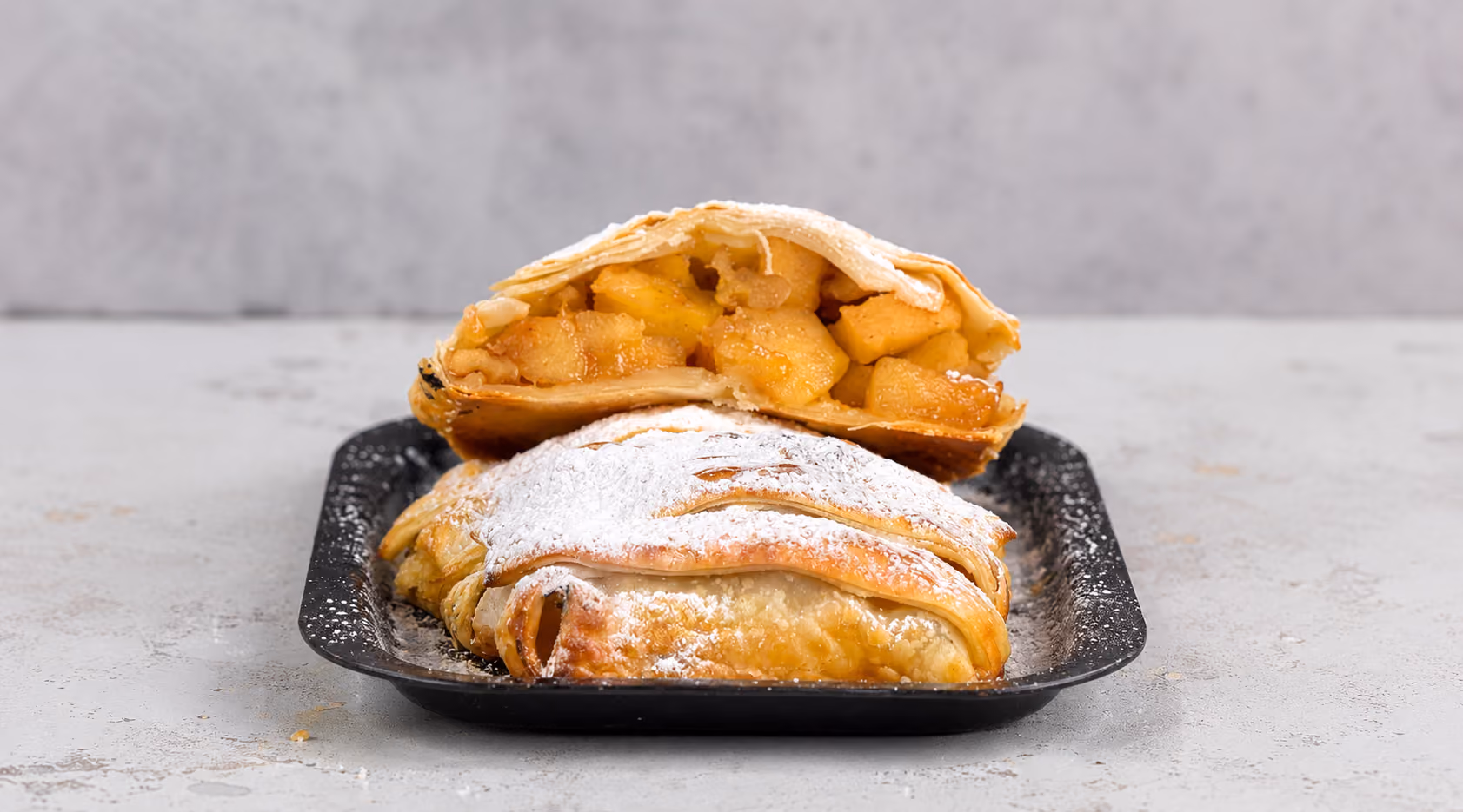 Strudel rápido de manzana: hojaldrado, caramelizado y con entramado de tiras