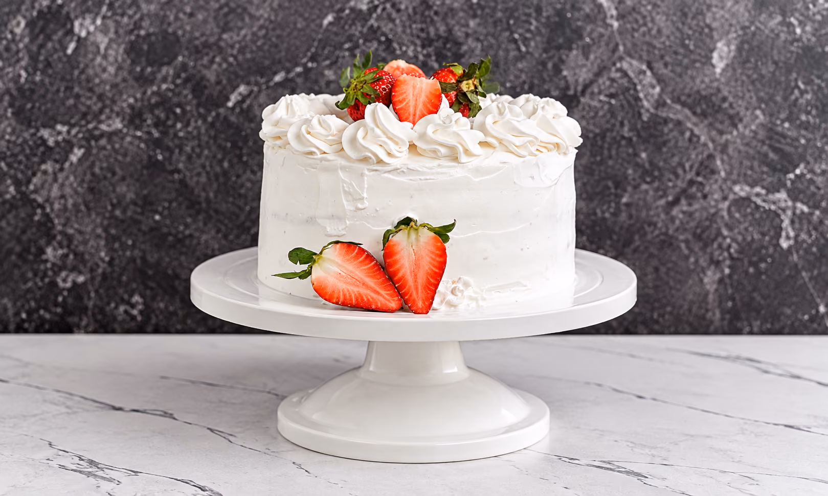 Torta de cumpleaños con frutillas y crema: tres capas esponjosas y bien húmedas