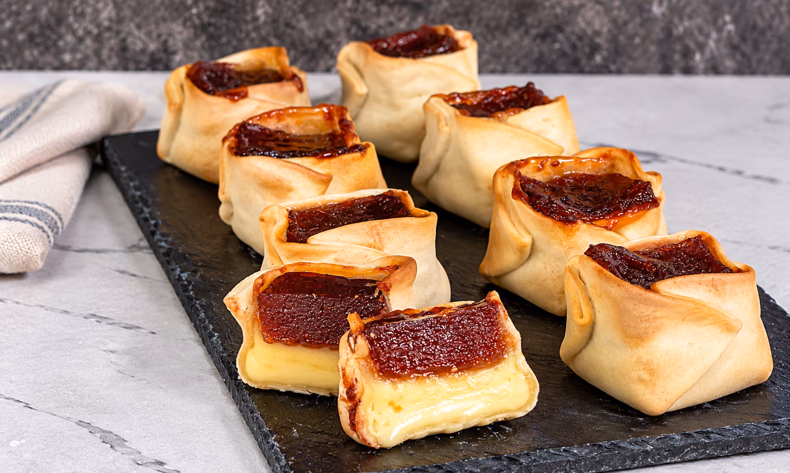 Vigilante en camisa: queso y dulce de membrillo crocantes en tapa de empanada