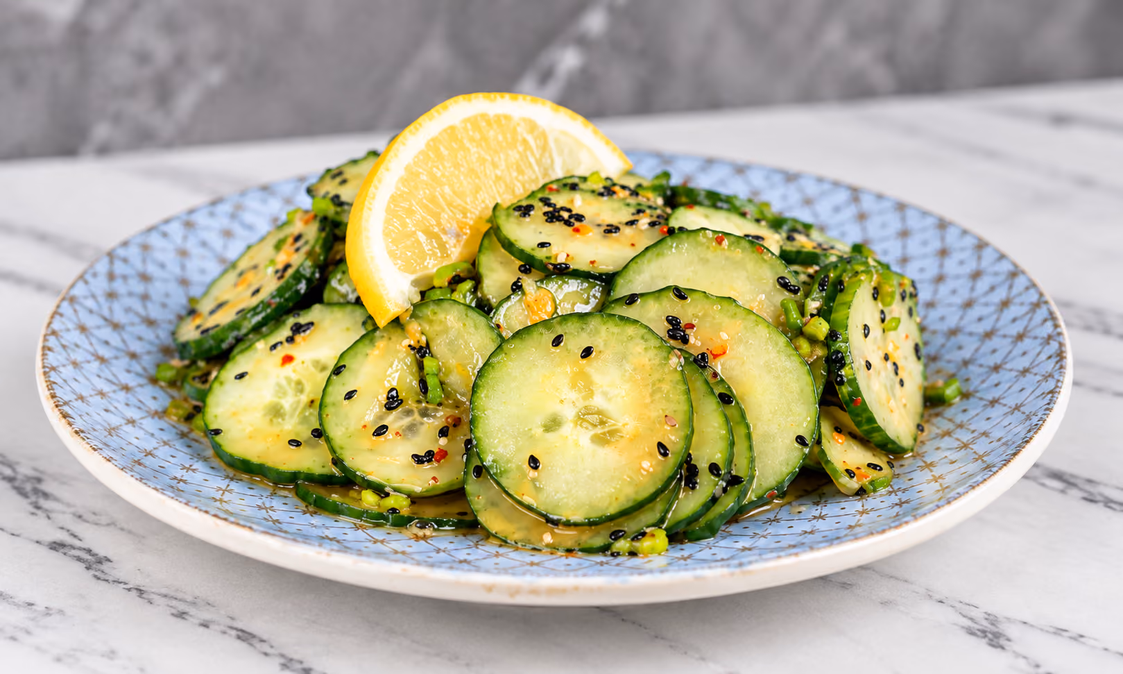 Ensalada de pepino con aderezo de maní: cremosa, agridulce y mejor con reposo