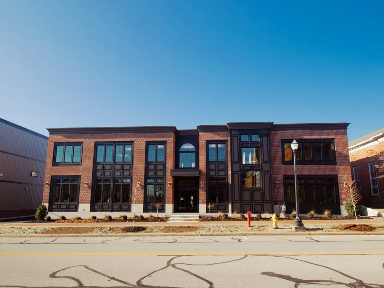 rea-assoc-front-of-building