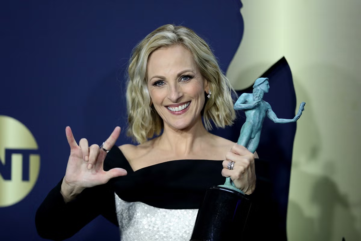 Marlee Matlin holding an award and signing in American Sign Language, one of the most famous deaf actors in film and televisionnd SAG awards. Marlee Matlin