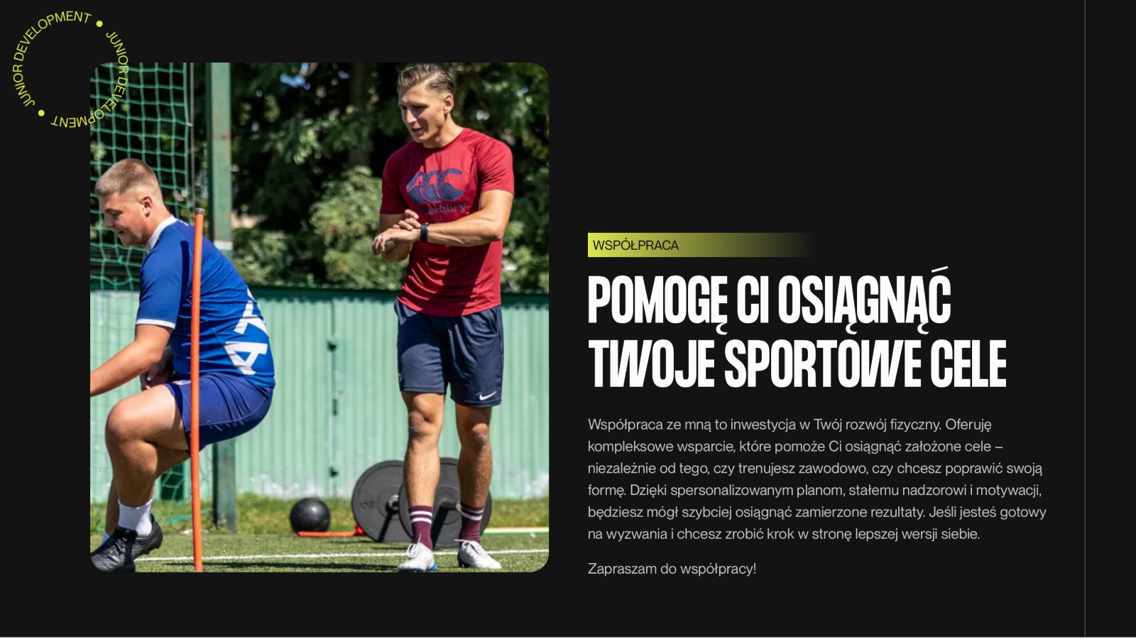 Trener przygotowania motorycznego prowadzący trening z zawodnikiem na boisku