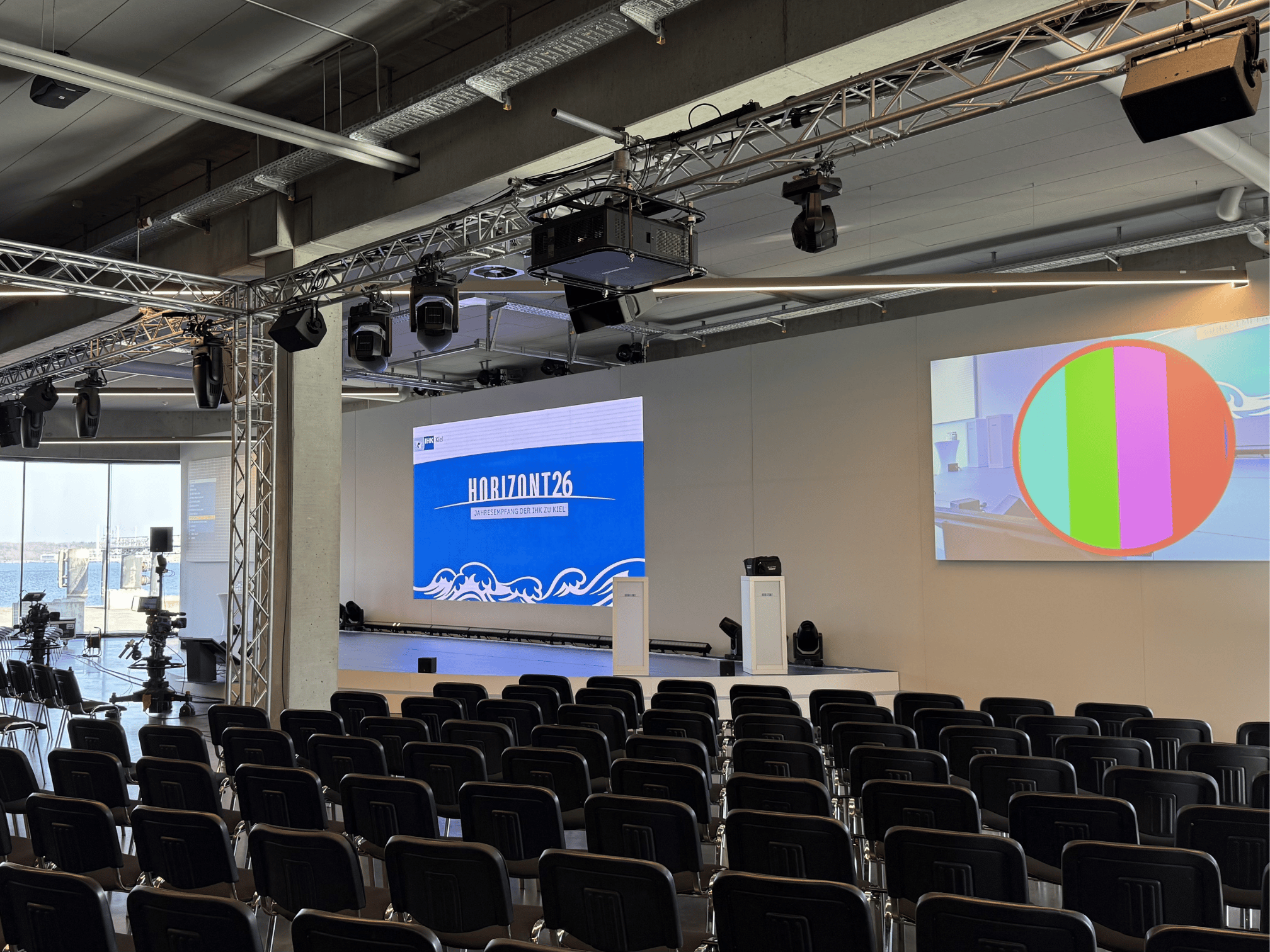 LED-Wand in einem Konferenzsaal mit Stuh