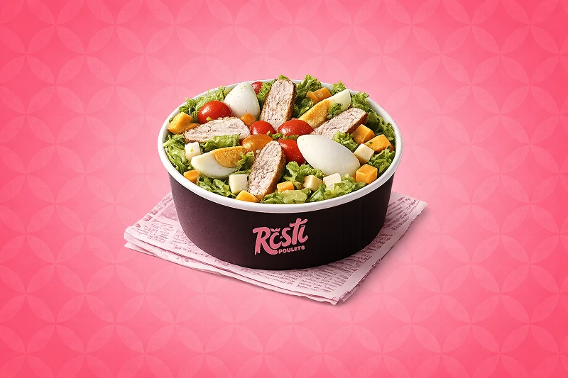 Salade de poulet rôti avec crudités et œuf