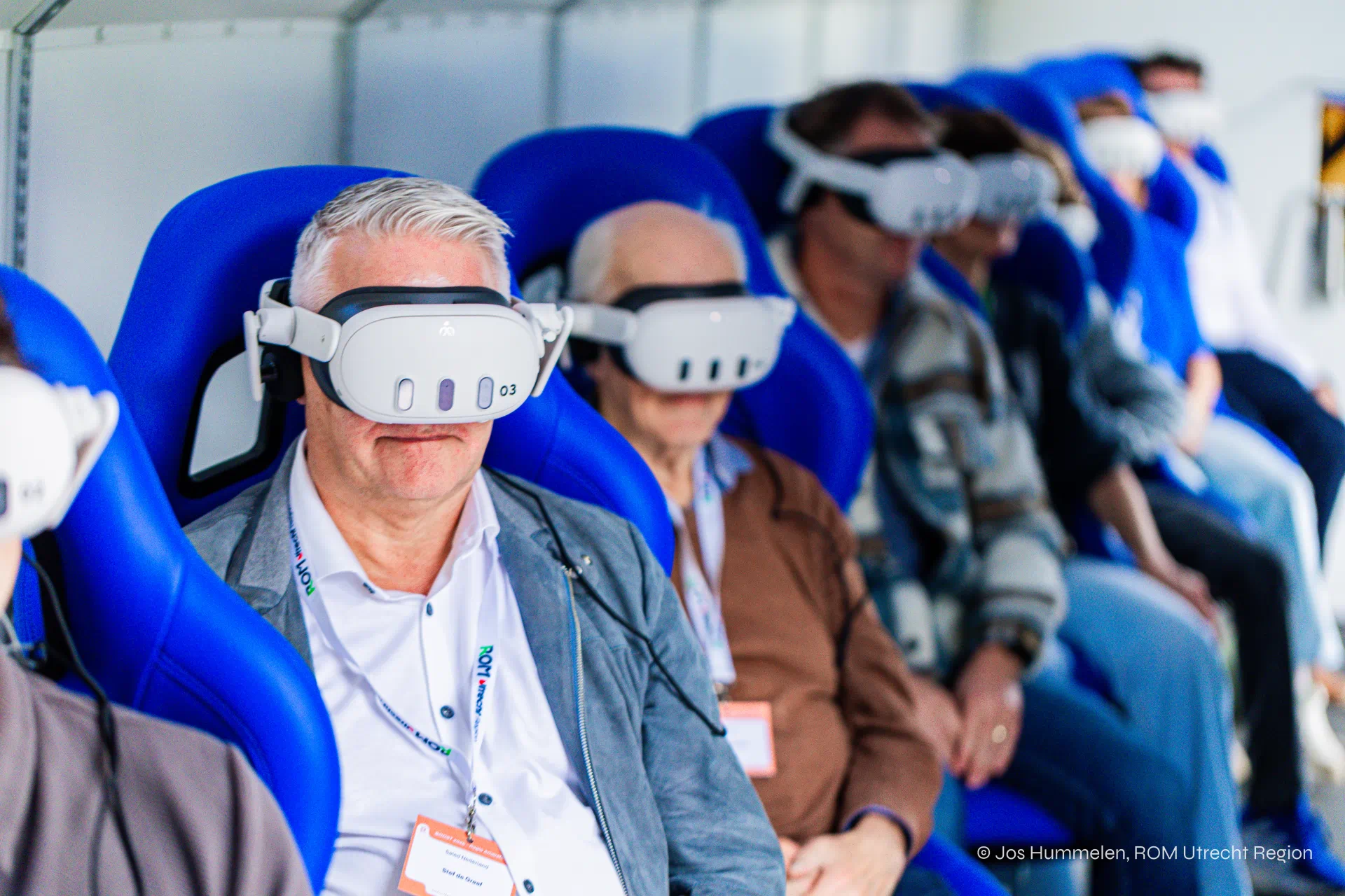 mensen op een rij met vr headsets