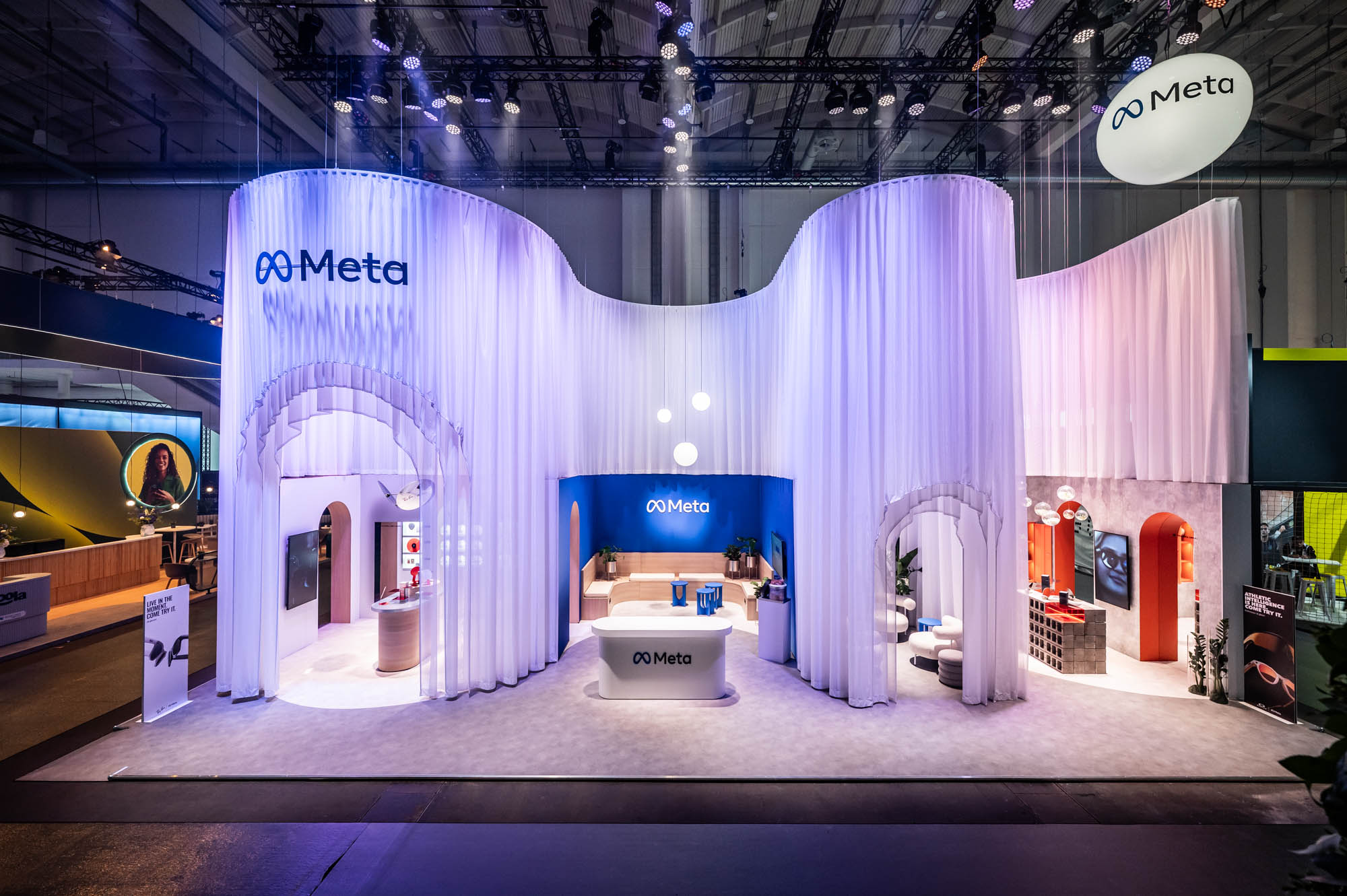 Moderner Messestand mit Fassade aus Textilvorhängen
