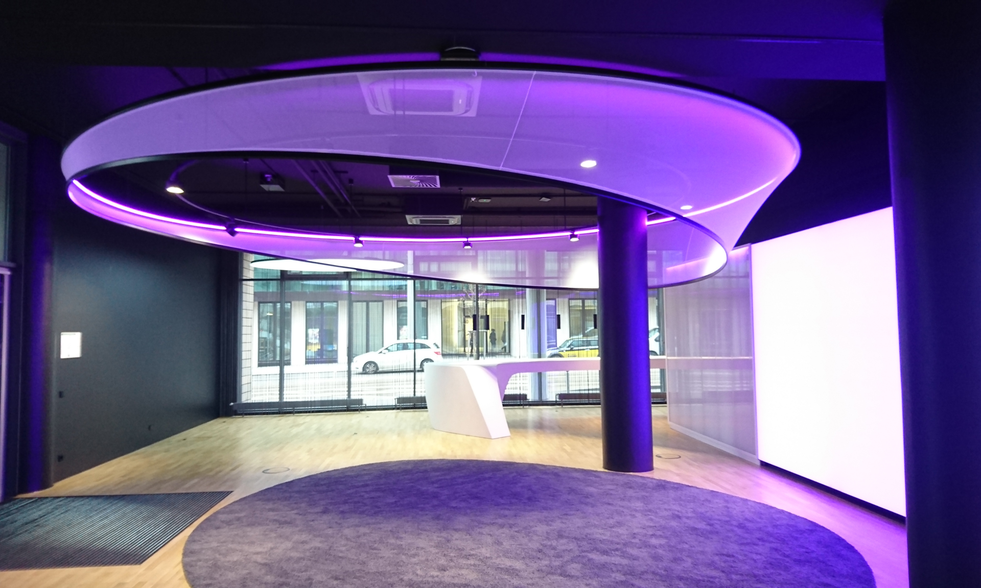 Hinterleuchtete textile Deckenkonstruktion mit integrierter LED-Technik als skulpturales Lichtobjekt