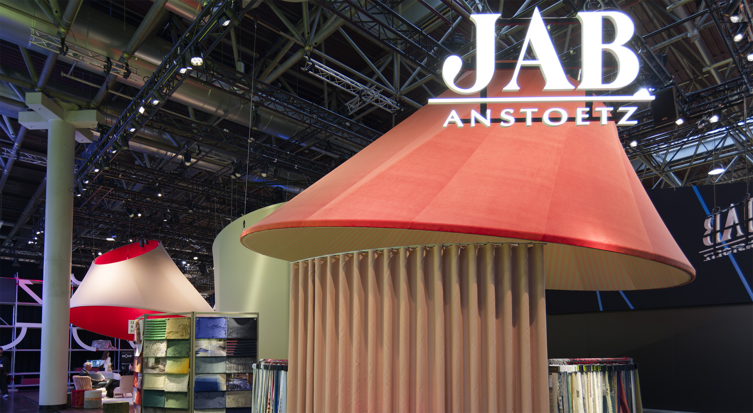Skulpturale Aluminium-Textil-Konstruktion am Messestand von JAB Anstoetz