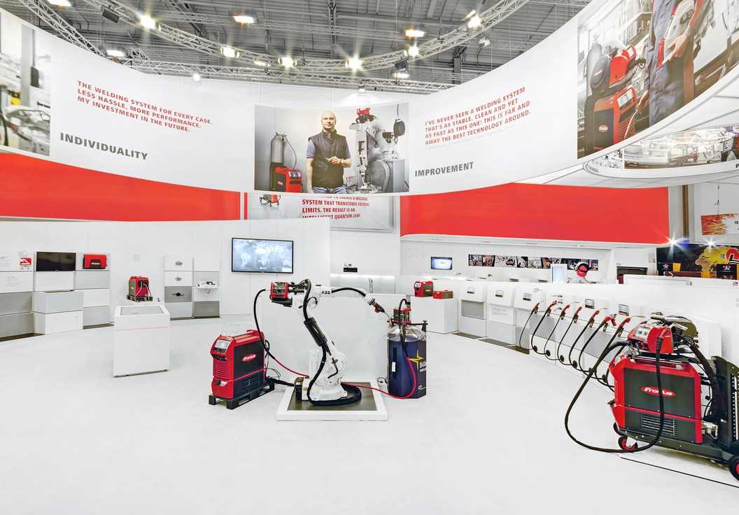 Detail der bedruckten Banner und Zylinder am Fronius-Messestand