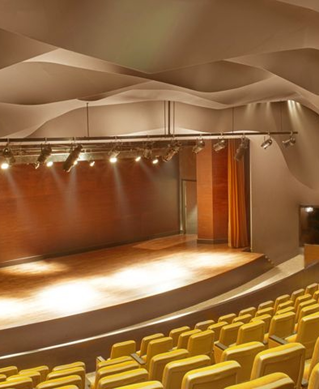 Abstrakte Wüstenlandschaft als textile Decken- und Wandgestaltung im Theaterraum