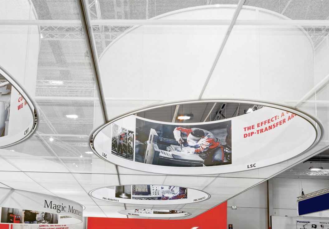 Nahaufnahme der textilen Deckenkonstruktion am Fronius-Stand