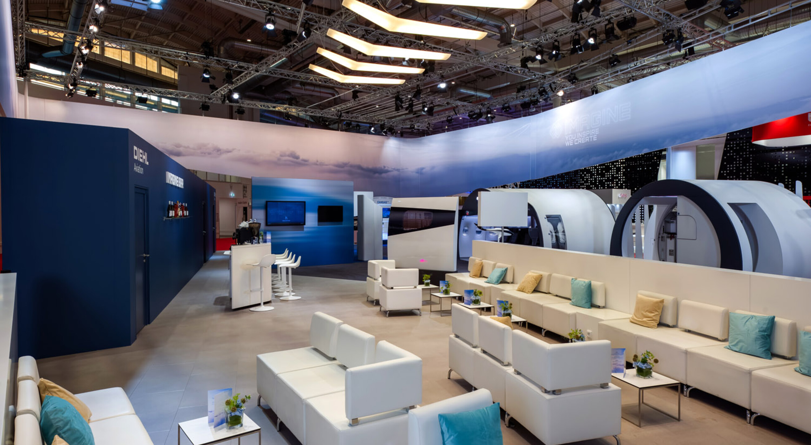 Lounge-Bereich unter der umlaufenden textilen Deckenblende am Diehl-Aviation-Stand