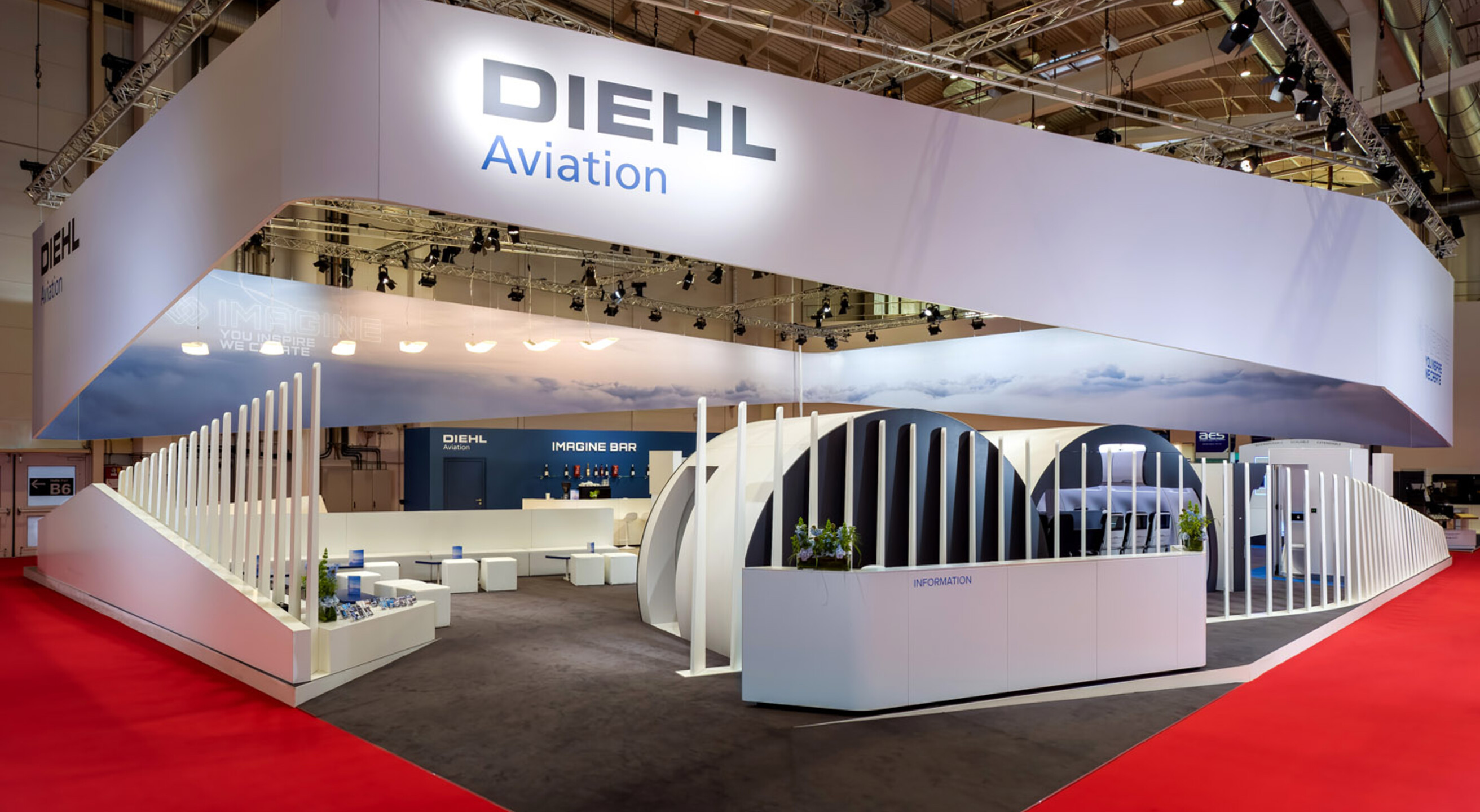 Umlaufende textile Deckenblende mit Markenschriftzug DIEHL Aviation am Messestand auf der AIX in Hamburg