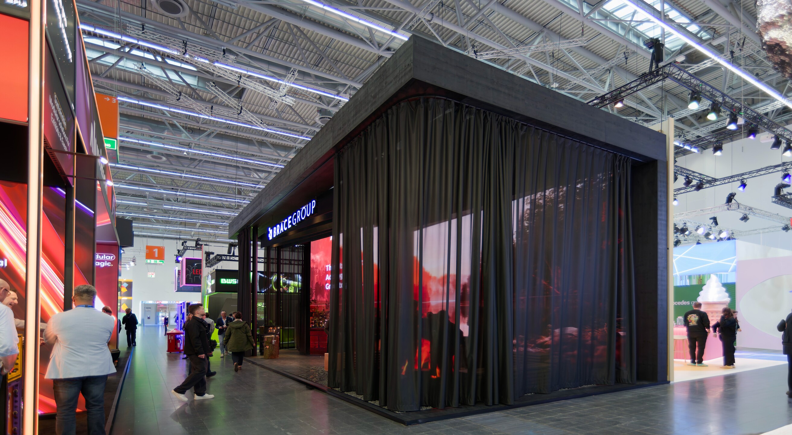 Brace-Group-Stand mit umlaufender Vorhangfassade am Hauptgang der EuroShop 2026