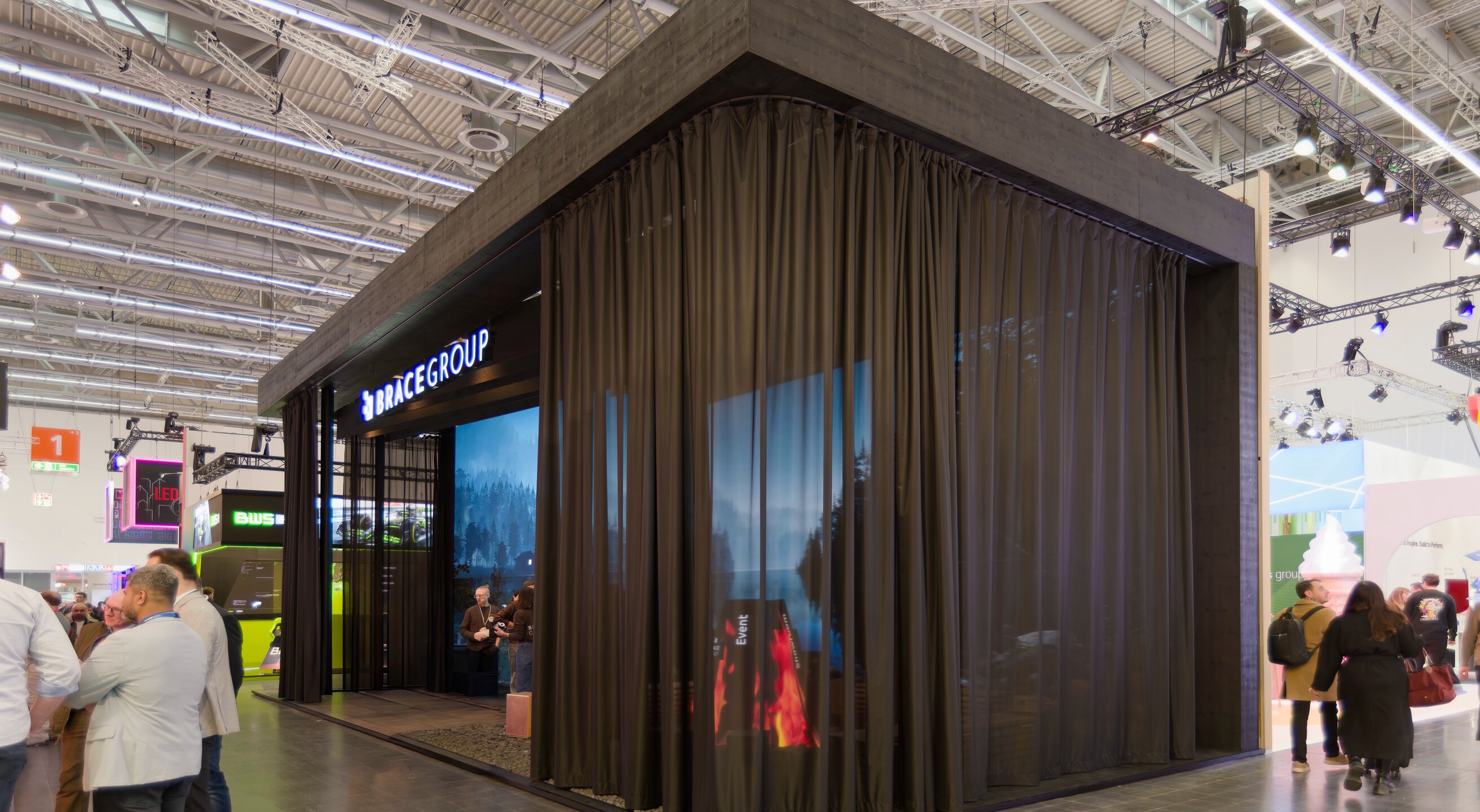 Schwarze halbtransparente Vorhangfassade als Standhülle am Brace-Group-Stand auf der EuroShop 2026